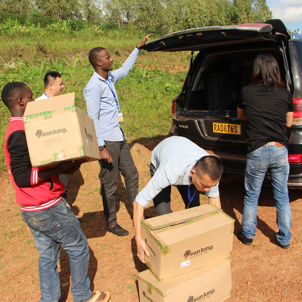 Rulindo捐赠太阳能灯-卸货-1